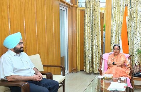 Speaker Ritu Bhushan Khanduri holds a meeting with Chief Secretary Dr. S S Sandhu.