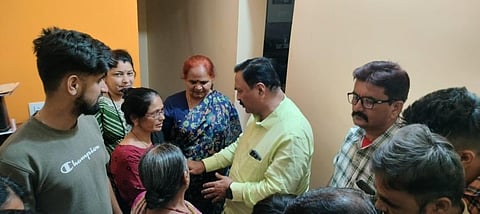 BJP MLA Mahesh Tenginkai calls on the family of Srikant Poojary in Hubballi  on Monday. (Photo | Express)