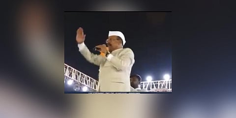 Maharashtra minister Abdul Sattar in the viral video (Photo | Twitter)