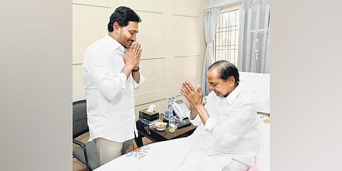 , Andhra Pradesh Chief Minister YS Jagan Mohan Reddy meets BRS supremo KCR. (Photo | Shekar Yadav)