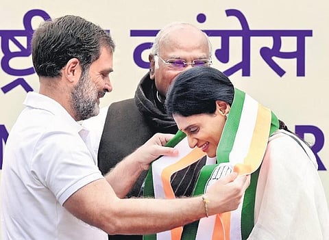 Rahul Gandhi presents the party shawl to YS Sharmila as he welcomes her into the Congress in the presence of AICC chief Mallikarjun Kharge in New Delhi on Thursday. (Photo | Shekhar Yadav)
