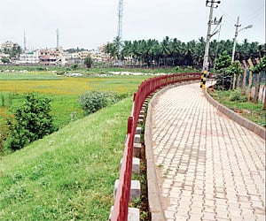 Walkers at JN stadium in Hanamkonda upset at contractor as two-wheelers on track raise dust