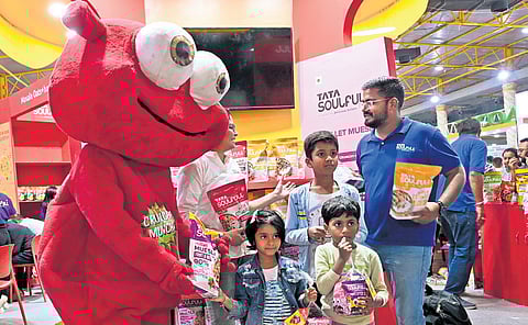 Visitors at a stall during the valedictory of Millet and Organic 2024 International Trade Fair   at Palace Grounds in Bengaluru on Sunday | Nagaraja Gadekal