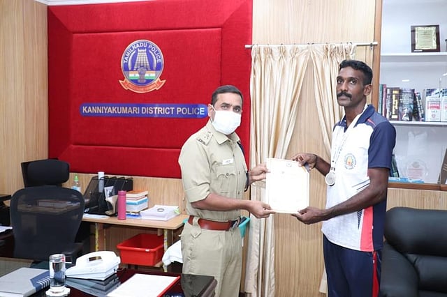 Kanniyakumari district SP  Hari Kiran Prasad felicitating Sub Inspector Thileeban. (Photo | EPS)