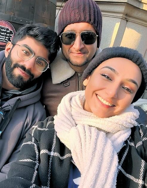 Ragini Dwivedi along with the cast