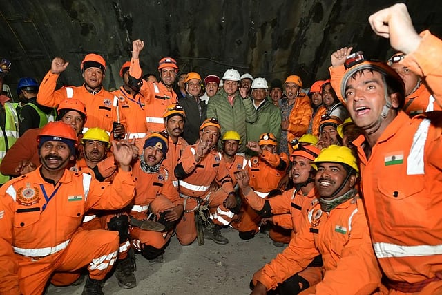 Rescue workers cheer along with Uttarakhand CM Pushkar Singh Dhami on Nov 28, 2023. (DIPR)