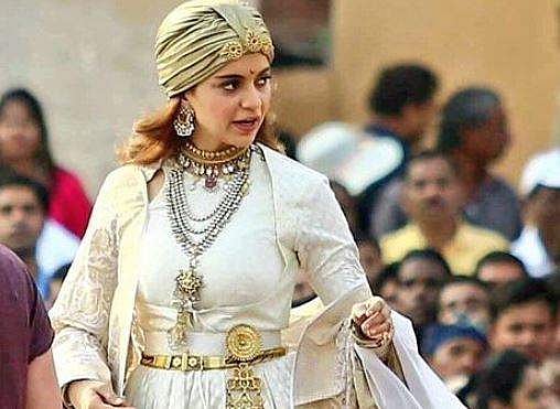 <strong>Kangana Ranaut on the sets of 'Manikarnika' (Instagram Photo | @team_kangana_ranaut)</strong>