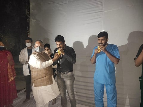 North MCD Mayor Jai Prakash offers juice to doctors of Hindu Rao hospital who were on hunger strike. (Photo|EPS)
