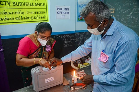 Election officers sealed the EVM VVPAT machine at Perumalpuram in Tirunelveli. (Photo | EPS/V Karthikalagu)