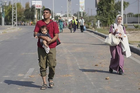 Palestinians flee the southern Gaza Strip on Salah al-Din street in Bureij on Nov. 5, 2023. (AP)