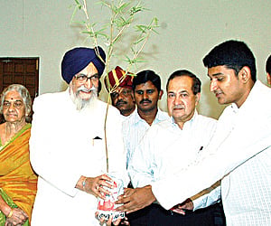 Governor launches Youth Exnora International