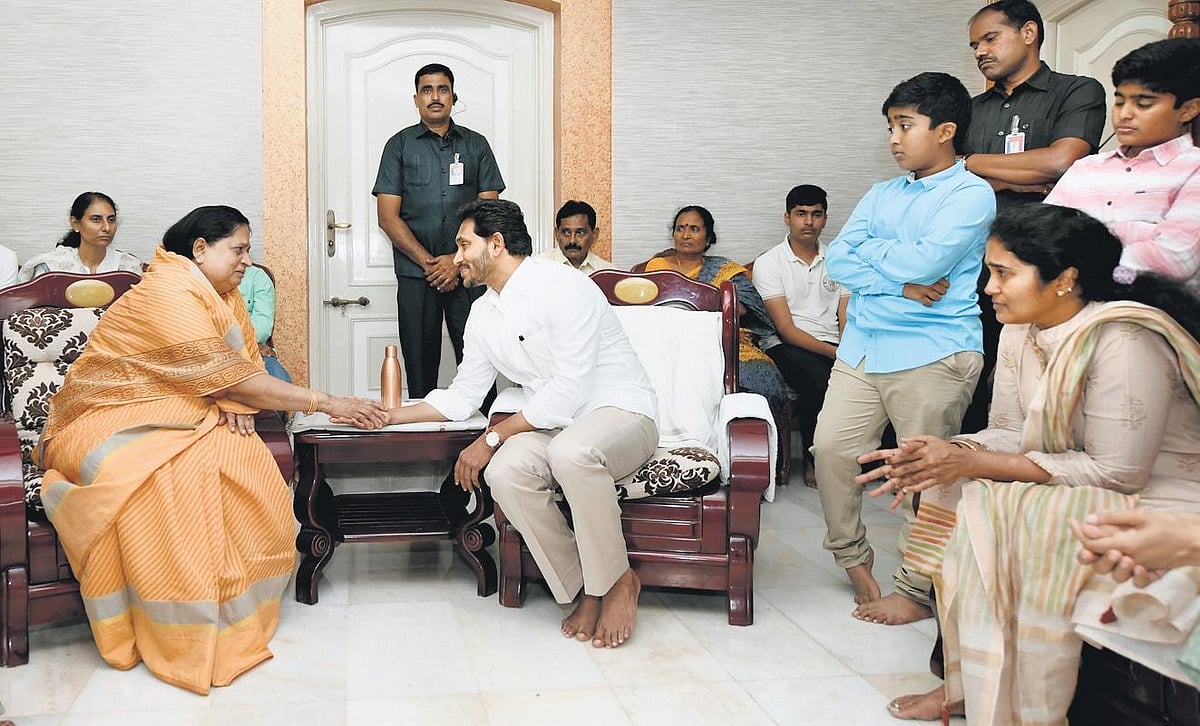 Jagan consoles MLC Challa Bhageerath Reddy’s family