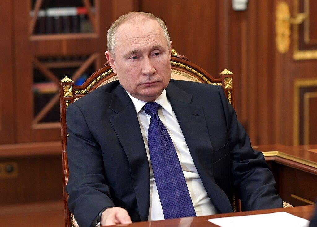 Putin's bodyguards collecting his poop, urine on foreign trips. Here's why