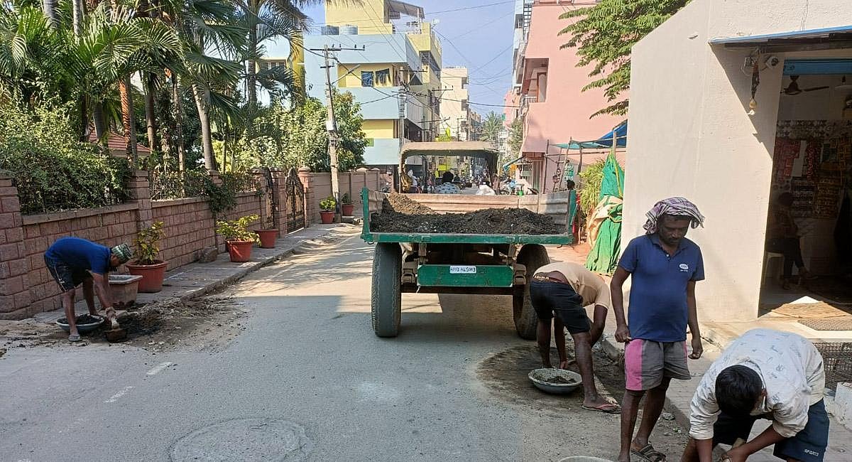 Bbmp Auto BBMP goes full throttle to remove silt from drains
