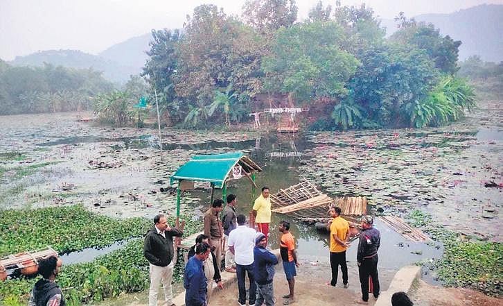 Odisha: 15 rescued as clay pot raft capsizes in Kuldiha