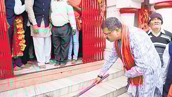 Union Education Minister Dharmendra Pradhan offers prayers at Samaleswari temple 
