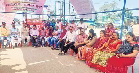 Members of Padampur Zilla Milita Kriyanusthan Committee picketing on the road 