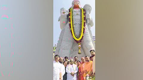 Chief Minister Siddaramaiah inaugurates the Rama Sita Lakshmana temple and the 33-ft statue of Lord Anjaneya, in Hirandahalli, near Bengaluru on Monday.