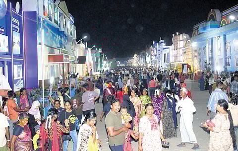 Visitors at the 48th India Tourist and Industrial Fair on Island Grounds. 