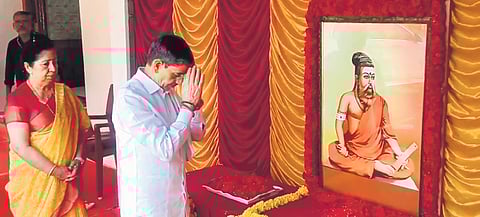 Tamil Nadu Governor RN Ravi paying tributes to the portrait of ancient poet and philosopher Thiruvalluvar in Ramanathapuram on Tuesday.