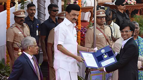 Mohammed Zubair recieves the Kottai Ameer Communal Harmony Award from Chief minister MK Stalin.