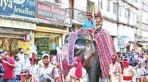 The man who carries the dead is king for 11 days