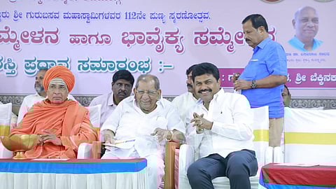 Senior Congress leader Shamanur Shivashankarappa (C) with BJP MP BY Raghavendra (R) at the Guru Basavashree award ceremony in Shivamogga on Friday evening.