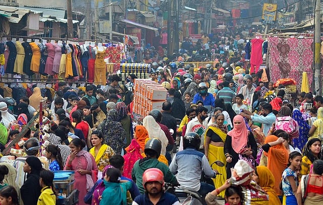Visitors flouting social distancing norms at a market ahead of
Diwali festival in Agra. (Photo | PTI)