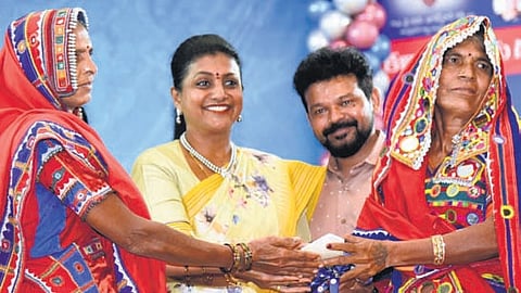 Tourism Minister RK Roja handing over the identity cards to artists at Tummalapalli Kshetrayya Kalakshetram in Vijayawada on Saturday.