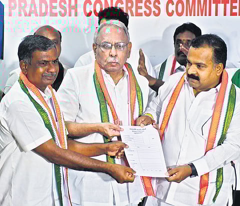 AICC State incharge Manickam Tagore launches the issuance of applications for the upcoming elections in Vijayawada on Wednesday I Prasant Madugula