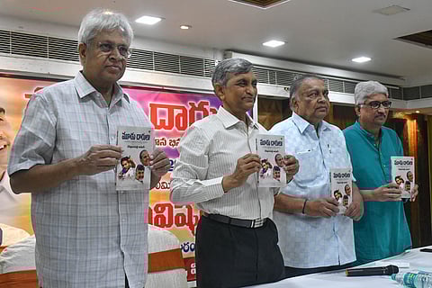 Ex-MP Undavalli Arun Kumar & Lok Satta founder JP Narayana releasing ‘Mudu Darulu’I  