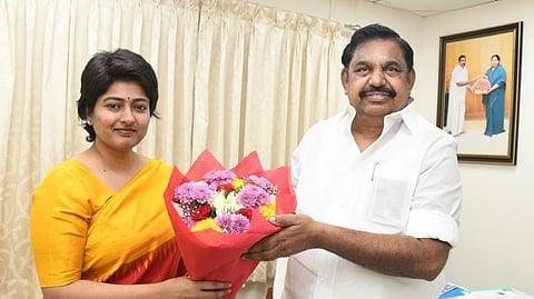 Actor Gayathri Raghuram joins AIADMK