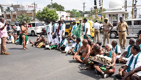 Farmers led by Ayyakannu stage road block  in support of Delhi farmers protest in Tiruchy on Tuesday,13/02/2024.