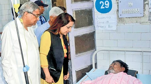 MCD Mayor Shelly Oberoi taking stock of the situation at hospital