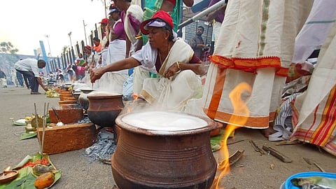 Pongala festival which witnesses the convergence of thousands of women devotees from within Kerala and outside involves the preparation of offerings on red brick hearts lining on both sides of the roads in Thiruvananthapuram city.