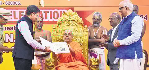 Governor R N Ravi receiving a souvenir at Srimad Andavan college. 