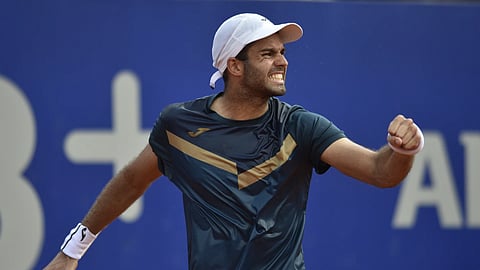 Díaz Acosta in action against Nicolás Jarry in the final of the Argentina Open.