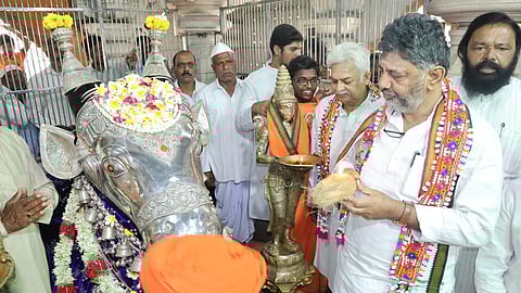 Deputy Chief Minister, D. K. Shivakumar offering Puja at the temple Basavaeshwara in Basavanabagewadi town on Saturday.