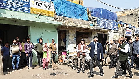 L-G VK Saxena visits markets in Kashmere Gate area 