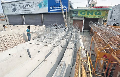 Shops closed as road-blocks are placed at Singhu Border 