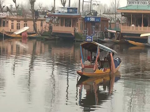 J-K: Tourists enjoy chilly morning on Srinagar's Dal Lake 