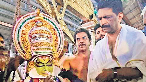 Kathakali maestro Kalamandalam Gopi offering thulabharam in kathakali attire at Sree Krishna Temple at Guruvayur on Wednesday