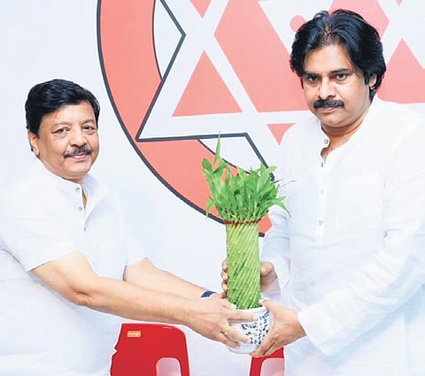Kandula Durgesh greets JSP chief Pawan Kalyan in Rajamahendravaram