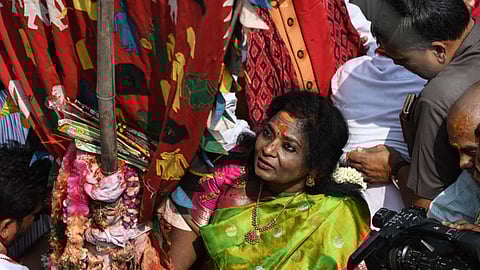 Governor Tamilisai Soundararajan offers prayers to the Sammakka-Saralamma deities.
