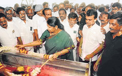 Thoothukudi MP K Kanimozhi, paying last respects to Ganeshamurthi in Erode 
on Thursday.