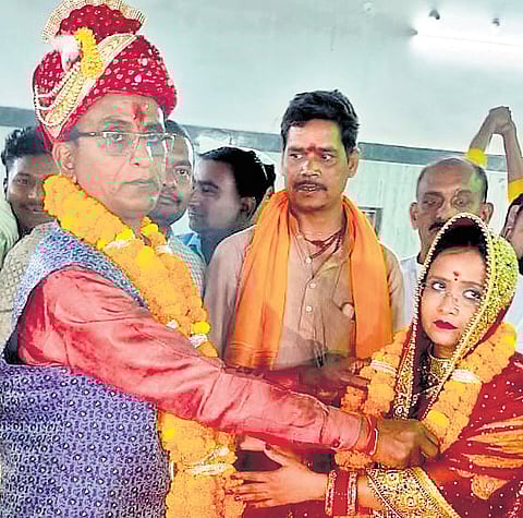 Poll knot: Bihar life convict weds Delhi lawyer, couple seeks Lalu blessing