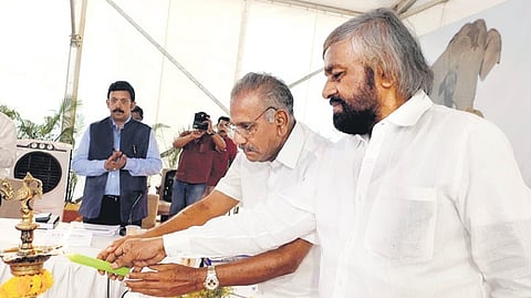 K’taka Forest Minister Eshwar Khandre with his Kerala counterpart AK Saseendran at Bandipur on Sunday