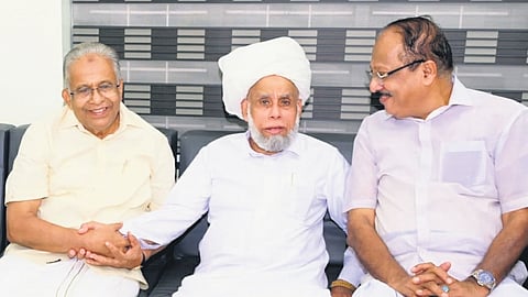 IUML Malappuram Lok Sabha constituency candidate E T Mohammed Basheer with Samastha president Syed Jifri Muthukkoya Thangal at his residence in Malappuram