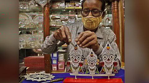 Cuttack’s silver filigree is ambiguous but it has been proven that as far back as the 12th century, craftsmen working with silver existed in the city. 