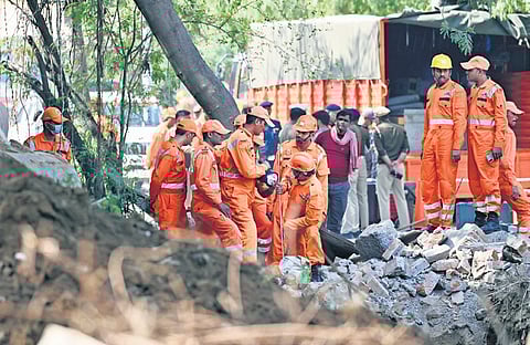 Rescue efforts, that streched for over eight hours and employed various tactics to rescue the man from the borewell, bore no fruit.